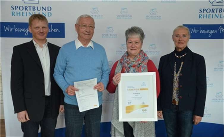 Martin Weinitschke (l.) und Monika Sauer (r.) vom Sportbund Rheinland ehrten Roland Moock und Waltraut Thormann vom TV Sinzig 08 e.V. privat