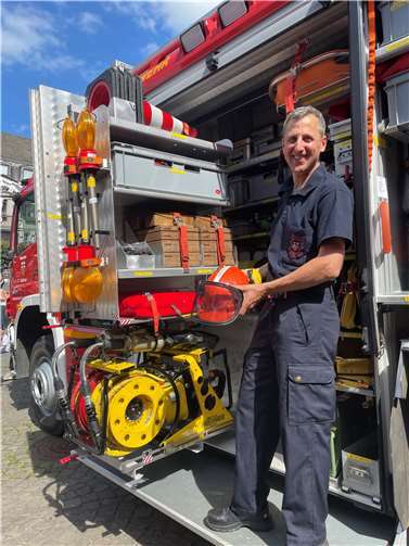 Martin Wengert, Stellvertretender Wehrführer der Feuerwehr Linz, zeigt die vielen Ausrüstungsgegenstände des HLF 22.
