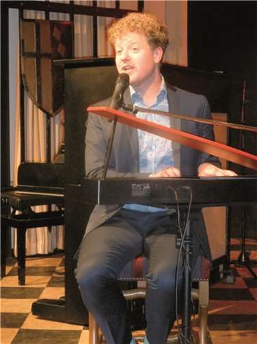 Martin Zingsheim spielt auf seinem Keyboard. privat