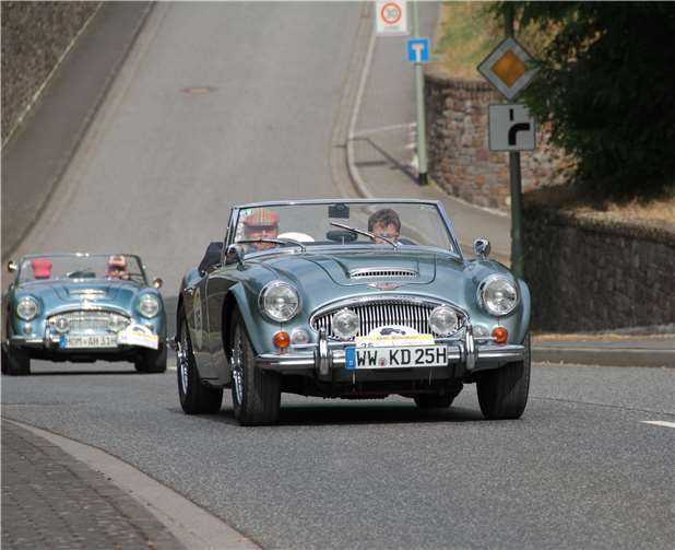 Martin und Christel Decker waren zum dritten Mal mit ihrem „Austin Healey, MK III BJ 8“, Jahrgang 1967 dabei. Dahinter Manfred u. Elfi Harz , ebenfalls mit einem „Austin Healey 3000 BJ 8“ Baujahr 1963. Fotos: MFU