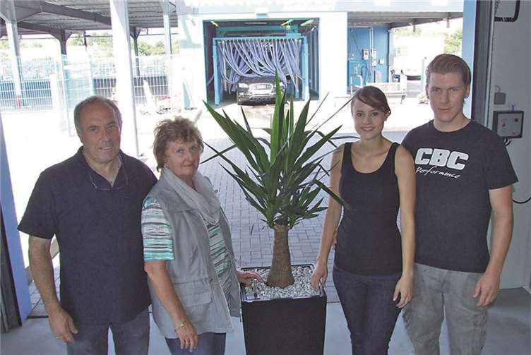 Martin und Walburga Gehlen begrüßten Florian Cunico mit Partnerin Darinka Klein und überreichten eine dekorative Palme. WAMFO.DE