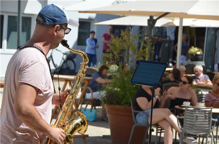 Martin van Bonn spielte warme Klänge bei Chapeau auf dem Altstadtplatz.
