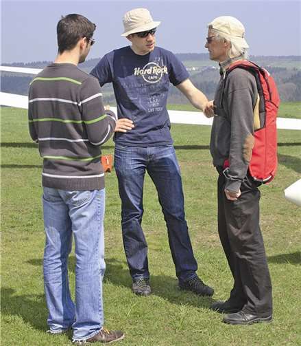 Martin van der Mühlen (2.v.l.) bespricht sich mit den Teamkollegen.Foto: H.G. Hamann