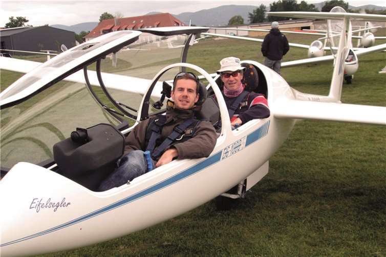 Martin (vorn) und Bernd von der Mühlen bei Startvorbereitungen in der DG 1000 der SFG Wershofen.privat