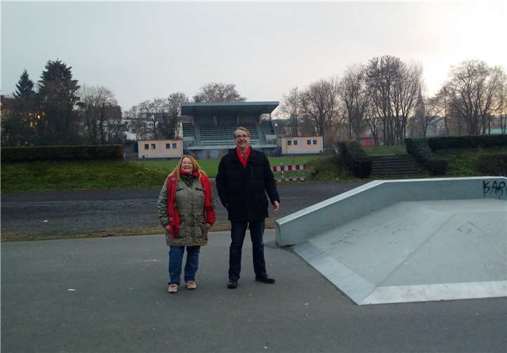 Martina Beate Jakoby und Sven Lefkowitz von der SPD im Skaterpark am Raiffeisenstadion.SPD