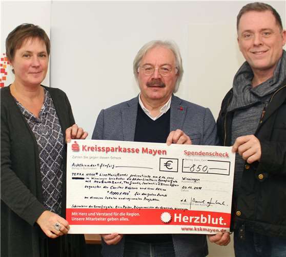 Martina Best-Liesenfeld (li.) nahm dankend den Scheck von Bernd Knebel (re.) und Paul Schuh (Mitte) entgegen. privat