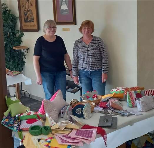 Martina Emmerichs (links) und Sabine Thelen boten die liebevoll erstellten Produkte der Nähaktion auch in der Pfarrei Weiler an. Foto: Klaus Thelen