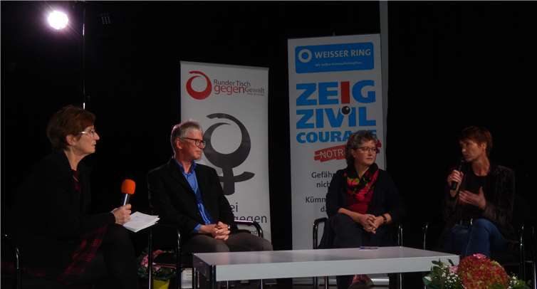 Martina Gonser (l.) spricht mit Dr. Barbara Schlesinger (r. außen), Dr. Jutta Mader und Dr. Frank Rost über medizinische Aspekte von häuslicher Gewalt. Fotos: RU