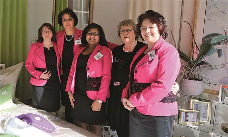 Martina Gross freut sich mit ihren Mitarbeiterinnen über die neuen und frischen Frühlingsfarben im eigenen Bettenstudio. StF