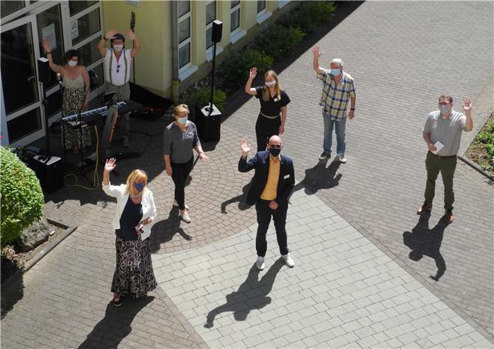 Martina Gruber; hinten links.: Musikant Manfred Düllberg mit Gesangspartnerin Melanie Klug; dann v.l.: die Sprecherin der MAV des Seniorenzentrums, Nina Schletz, und MAV-Mitglied Nadja Frei sowie der Schatzmeister der örtl. SPD, Gerd Kaiser; vorne v.l.: Pflegedienstleiterin im SZ Marienhaus St. Josef, Martina Krupp, und Einrichtungsleiter Jörg Warnke sowie der Vorsitzende der SPD im,Breisger Land, Sebastian Goerke. Foto: SPD Breisiger Land