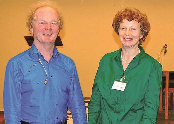 Martina Gruber (re) konnte - finanziert durch den Förderverein - schon so manche wertvolle Veranstaltung für die Heimbewohner organisieren. Hier: mit einem Darsteller eines Vortrags über Demenz.