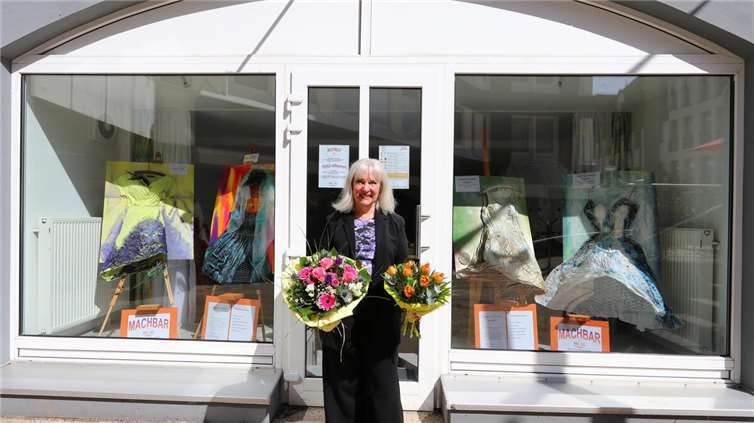Martina Heisser, selbsternannte und ehrenamtlich tätige „Altersfreizeitgestalterin“ , die die Räume in Eigeninitiative und für Senioren-Events kostenfrei zur Verfügung stellt. Ab Mai finden dort verschiedenartige Veranstaltungen statt, zu deren Teilnahme eine vorherige Anmeldung nötig ist. Foto: Ronald Meyer