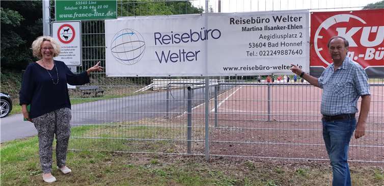 Martina Ilsanker-Ehlen und Josef Chevally am neuen Werbebanner. Foto: privat