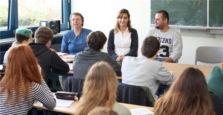 Martina Kissel-Staude (v.l.), Diana Kallol und Samir Bikbaci im Gespräch mit Schülerinnen und Schülern. privat