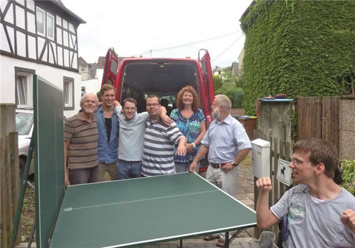 Martina Kühnhenrich (Mitte) freute sich über den Besuch aus der Wohngemeinschaft. privat