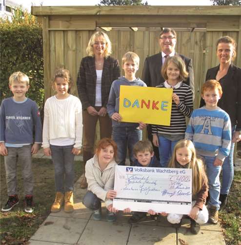 Martina Linten und die Klassensprecher bedankten sich bei Josef Honnef und Andrea Krüll (Volksbank Wachtberg) sowie bei allen Sponsoren und Helfern.privat
