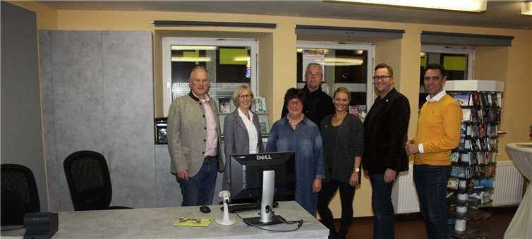 Martina Meder (Bildmitte) mit den Sponsoren und den neuen Möbeln in der Pfarrbücherei. Fotos: WK