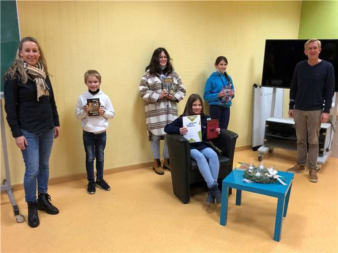 Martina Mindermann und Bernhard Engels freuen sich gemeinsam mit Quirin Ender, Sofie Weihrauch, Schulsiegerin Lea Gloning und Katharina Lohmaier (v.li.) über ihre tollen Leistungen.Foto: privat