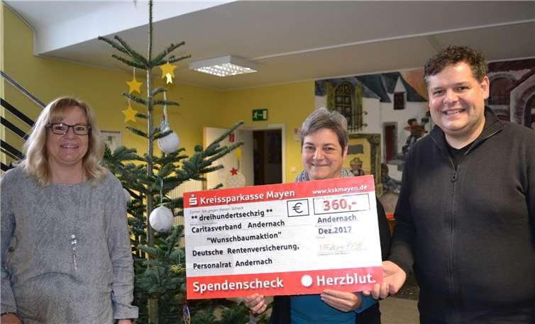 Martina Prüm (Mitte) dankt den Mitarbeitern der Deutschen Rentenversicherung in Andernach für die Spende, überreicht von Silvia Folkerts (links im Bild) und Achim Klein.E.T. Müller