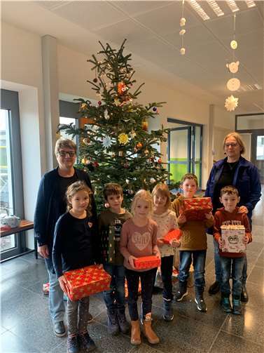 Martina Prüm (links) dankte den Schülerinnen und Schülern sowie Barbara Wyatt für die gelungene Wunschbaumaktion. Foto: Marija Dahl