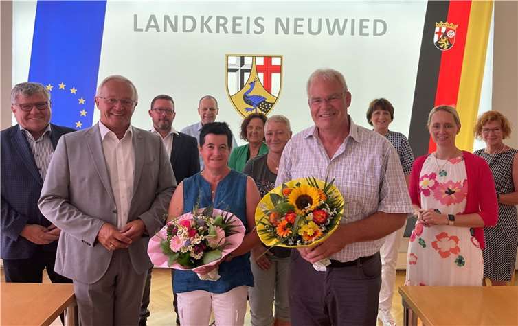 Martina Reupke und Wolfgang Stein (jeweils mit Blumen) gehen in dden Ruhestand. Für die langjährige Mitarbeit dankten ihnen (von links) Beigeordneter Michael Mahlert, Landrat Achim Hallerbach sowie die (leitenden) Kreisverwaltungs-Kollegen Oliver Honnef, Frank Laupichler, Birgit Eisenhuth, Tanja Esper, Hildegard Person-Fensch, Diana Wonka und Mechthild Laupichler. Foto: Kreisverwaltung