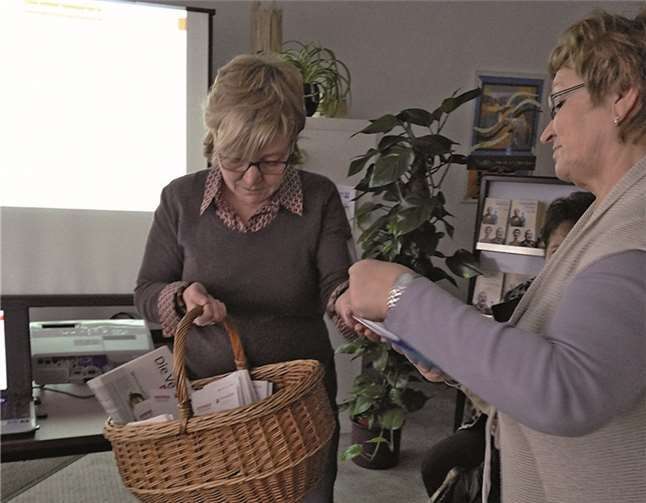 Martina Röttig verteilt ihr Material von der Verbraucherberatung zum Vortrag über Einkaufsrechte.privat