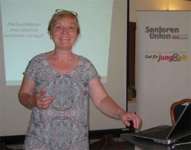 Martina Röttig von der Verbraucherzentrale Koblenz war sichtlich begeistert von dem lebhaften Interesse der Teilnehmer bei der Veranstaltung der CDU Senioren „Die Rechte der Verbraucher“. privat