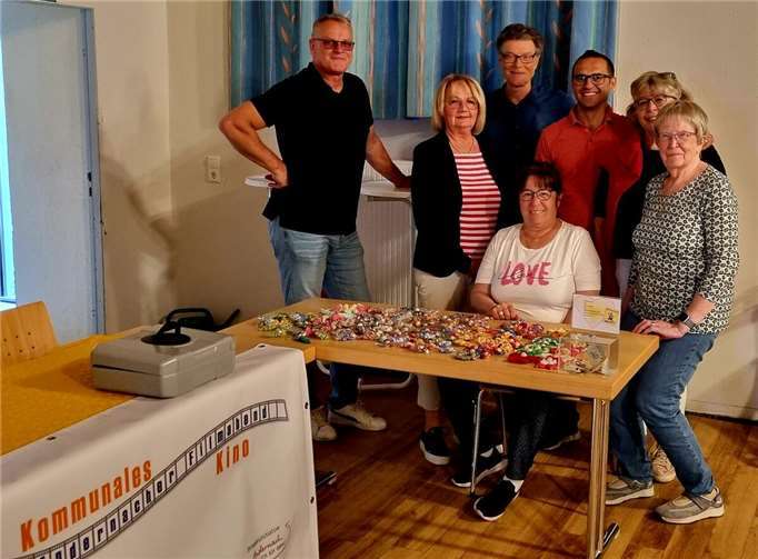 Martina Sahans stellt liebevoll gestrickte Blumen, Lesezeichen oder Schmetterlinge her und verkauft diese gegen eine Spende. Foto: privat