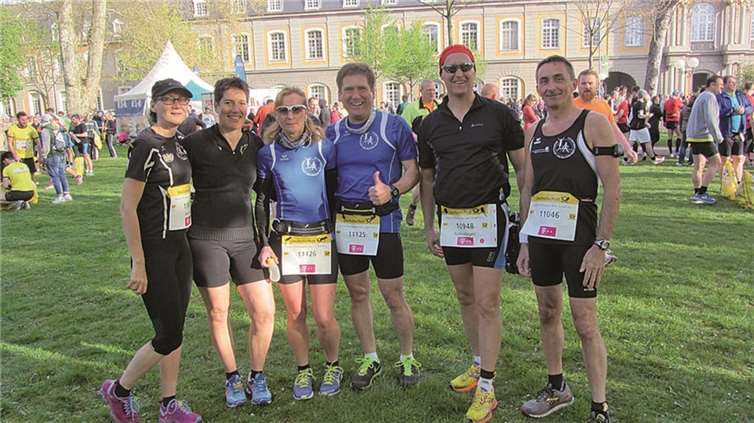 Martina Schulz, Manuela Frohs, Andrea und Dirk Pörsch, Hans-Jürgen Kahle und Harald Müller beim Bonn-Marathon (v.l.)Privat
