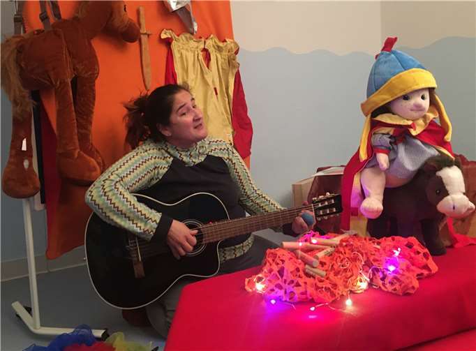 Martina Schwarz-Heintges unterhielt mit Geschichten und Liedern. Foto: privat