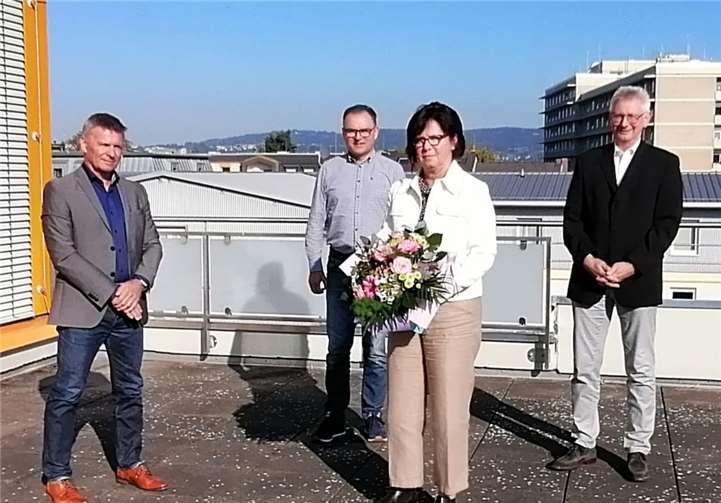 Martina Wingender wurde für 40 Jahre Dienst bei der Agentur für Arbeit Neuwied geehrt. Von links nach rechts: Uli Debus (Teamleiter Arbeitgeberservice), Norbert Luda (Personalrat), Martina Wingender, Helmut Neitzert (Betriebsleiter). Foto: privat