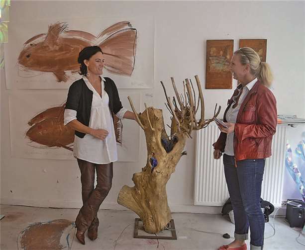 Martine Seibert-Raken (l) in ihrer neuen Galerie „Wohnraum-Kunst“ in der Bachstraße.