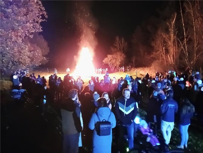 Martinsfeuer Trimbs 2025 mit Sankt Martin Ruud Hoex von der Trimbser Mühle. Foto: OG Trimbs