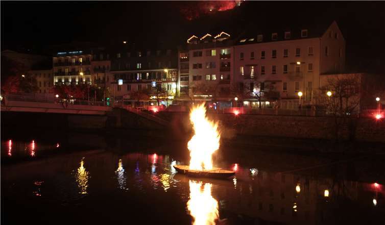 Martinsfeuer auf der Lahn.