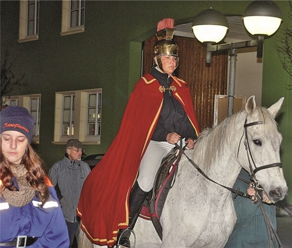 Martinszug in Meckenheim. St. Martin reitet mit rotem Mantel auf einem stolzen Schimmel voran.
