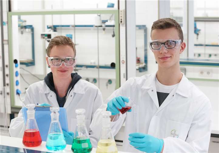 Chemie-Nachwuchs qualifizierte sich für die dritte Runde Marvin Alberts (l.) und Kieran Didi durften an einem Landesseminar bei Bayer Leverkusen teilnehmen – ein Preis bei der Internationalen Chemie-Olympiade.
