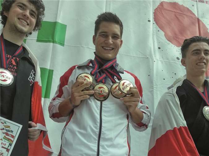 Marvin Dibke mit seinen fünf Medaillen. privat