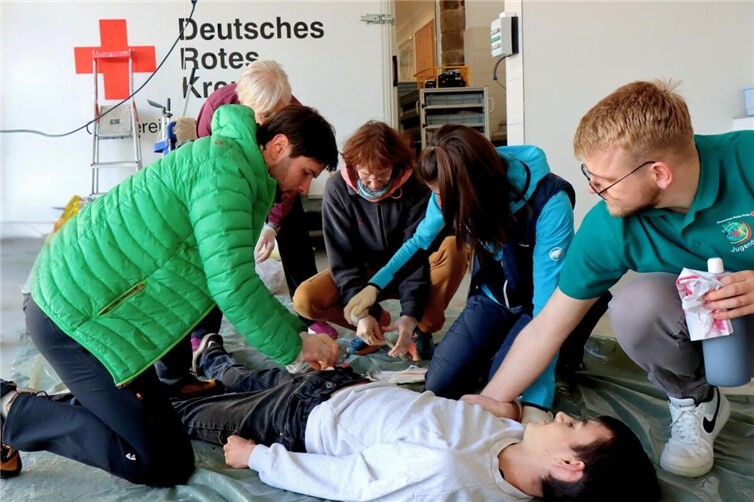 Marvin Engel (re.) und sein Team der Realistischen Notfalldarstellungsgruppe des Jugendrotkreuz Niederzissen sorgten beim praktischen Teil des Erste-Hilfe-Kurses für Bedingungen, die der Wirklichkeit täuschend nah kamen. (Foto: Beate Lindener / DRK-Ortsverein Niederzissen e.V.) 