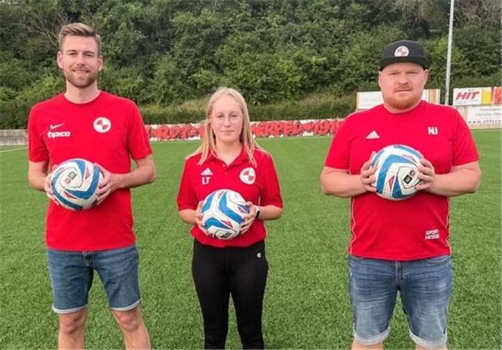 Marvin Handschuhmacher (Teammanager) Lucie Tillmann (Physiotherapeutin) und Nicky Jakubaschk (Betreuer).Quelle: FV Rot Weiss Erpel