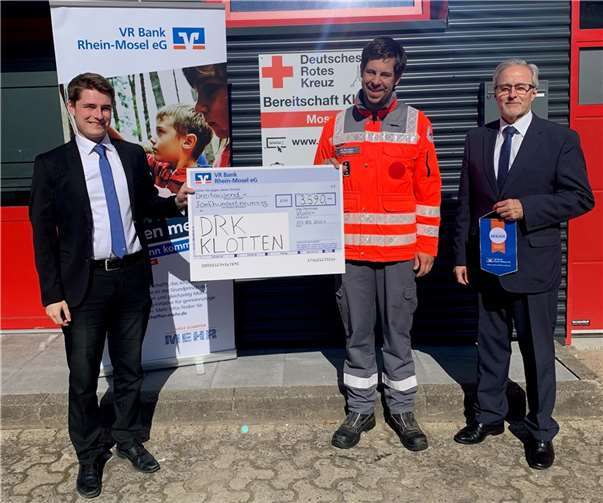 Marvin Marzinzik und Hans Loosen, beide Privatkundenberater der VR Bank Rhein-Mosel eG in Klotten, bei der Scheckübergabe an Bereitschaftsleiter Jan Ramann.Foto: VR Bank Rhein-Mosel eG