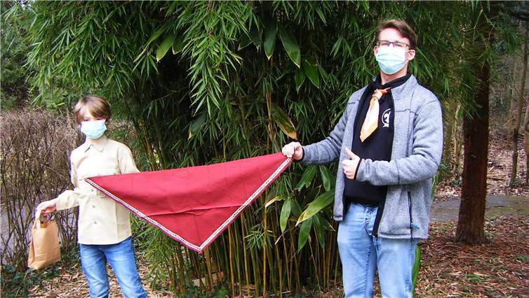 Marvin Noll hat am meisten Unrat sammeln können und erhält aus den Händen seines Gruppenleiters das begehrte Pfadfinder-Halstuch.Foto: Hachemer