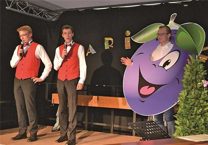 Marvin Rawert mit Nico Jungglas und Christian Kossmann als Pflaume.