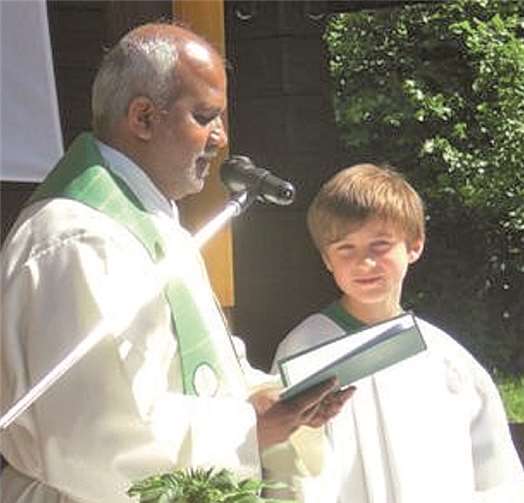 Marvin Reif wurde mit der Umhängung des Kreuzes in die Messdienergemeinschaft aufgenommen.privat