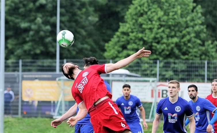 Marvin Sauerborn gewann zwar hier das Kopfballduell gegen seinen Widersacher aus Gonsenheim aber die Spiel selbst endete Unentschieden 1:1.TH