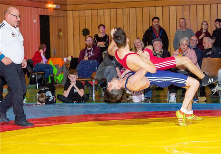 Marvin Schönbild (rotes Trikot) stieg für die WKG Metternich/Rübenach/Boden auf die Matte. Fotos: Markus Hartenfels