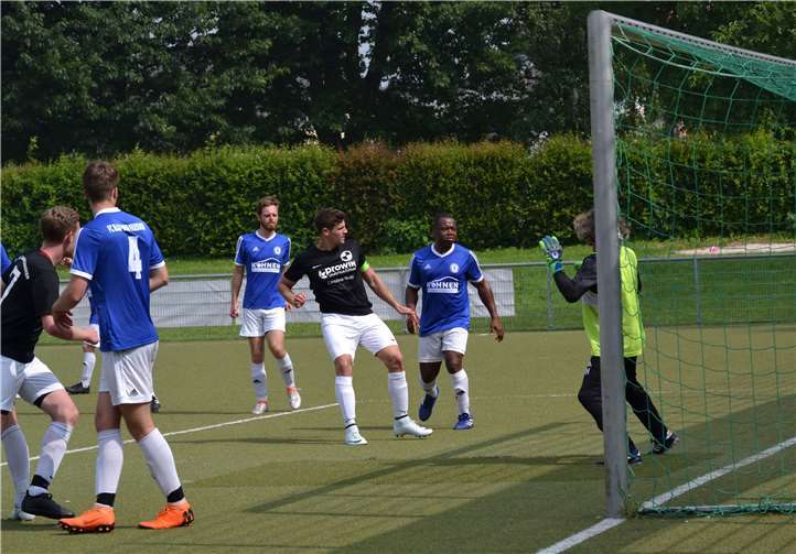 Marvin Schuster erzielt nach einer Ecke das sechste Tor. Patrick Pützler