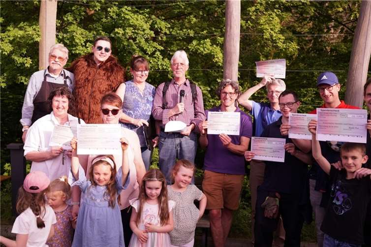 Marvin Wühle bei der Spendenübergabe.