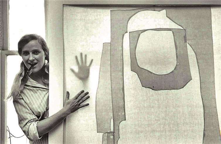 Mary Bauermeister 1964 im New Yorker Atelier. Foto: Mittelrhein-Museum