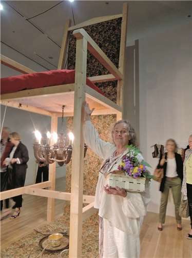 Mary Bauermeister demonstrierte die Ausmaße des größten Stuhls ihrer Installation „Zuvielisation“.