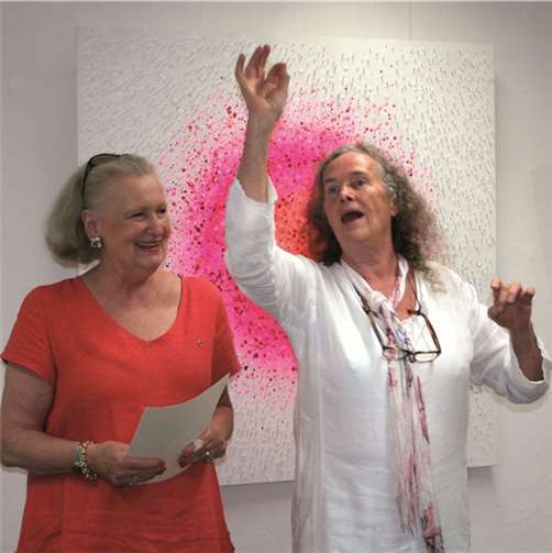 Mary Bauermeister (r.) ergänzt Rosemarie Bassis Einführung auf das Lebhafteste. HG